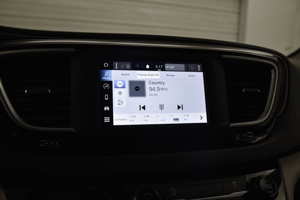 2022 Chrysler Voyager LX