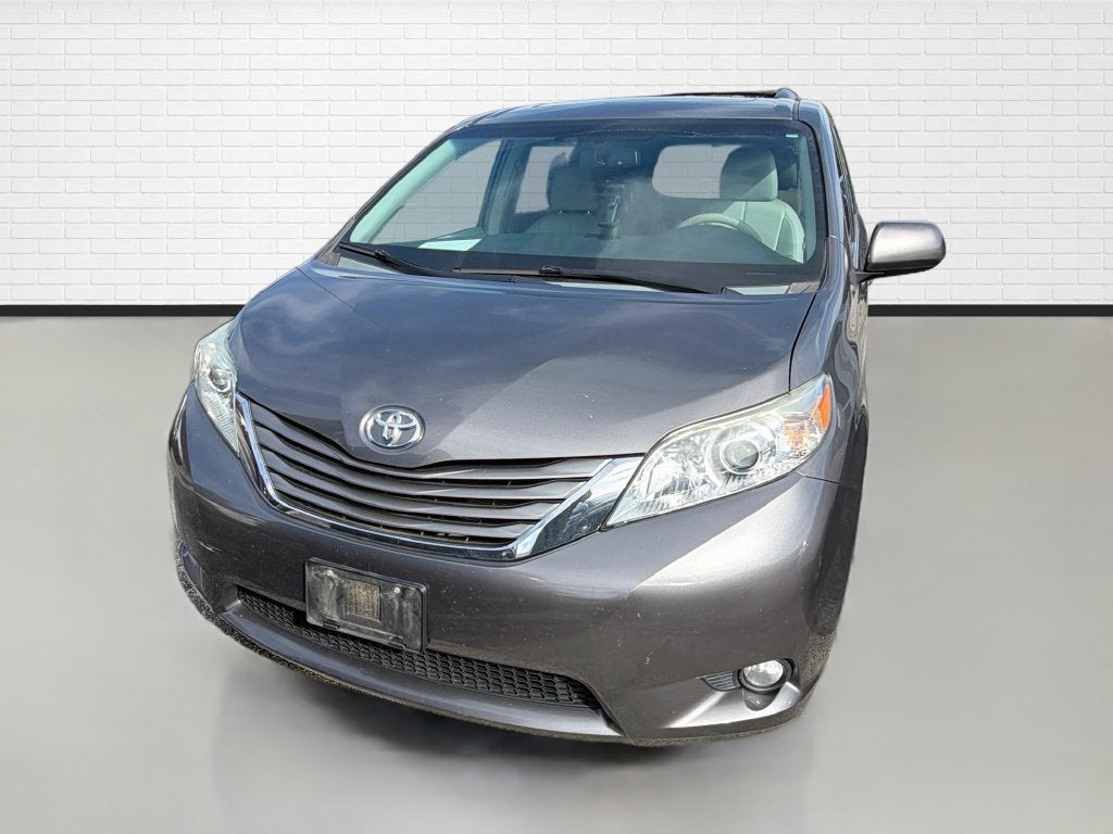 2014 Toyota Sienna XLE 8 Passenger