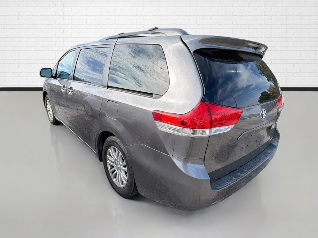 2014 Toyota Sienna XLE 8 Passenger