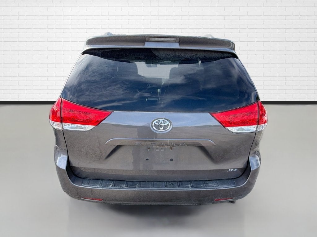 2014 Toyota Sienna XLE 8 Passenger