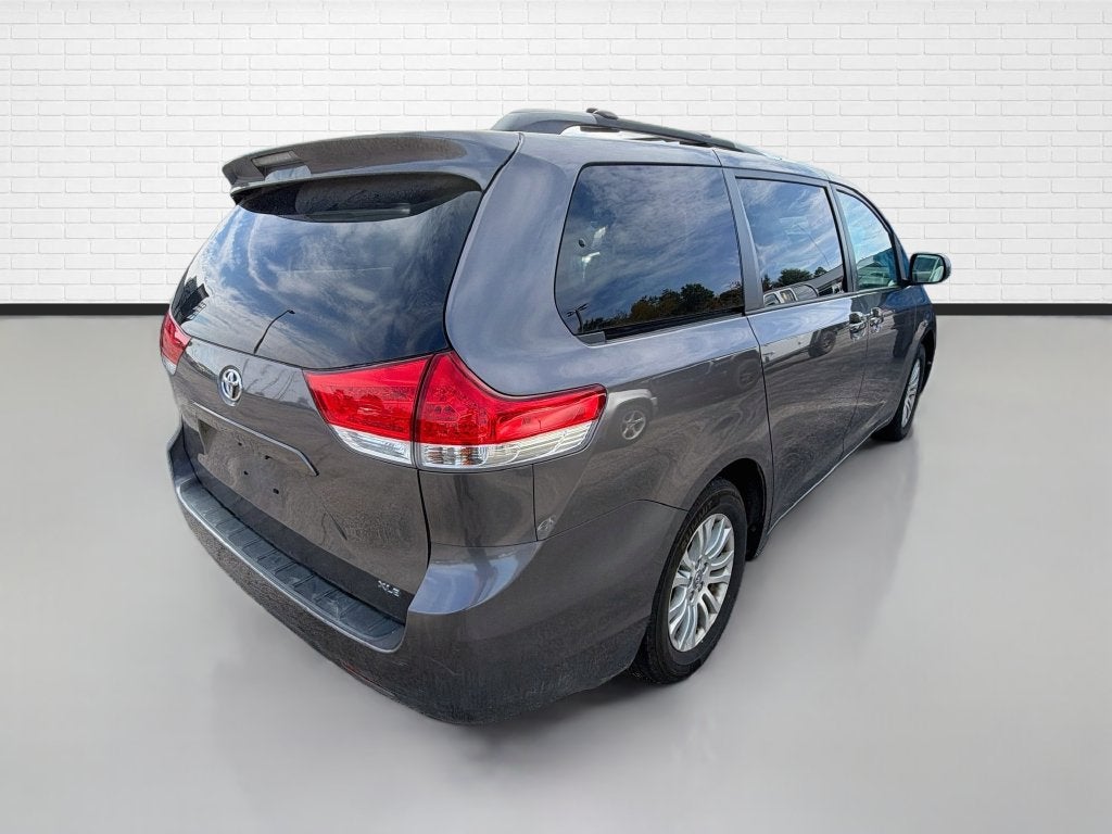2014 Toyota Sienna XLE 8 Passenger