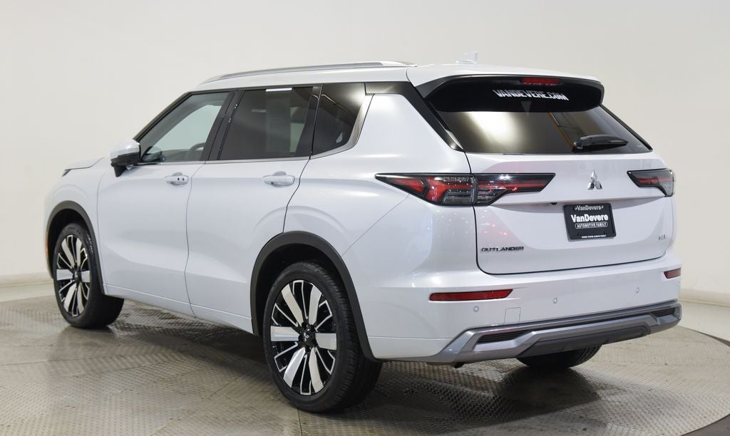 2025 Mitsubishi Outlander Base