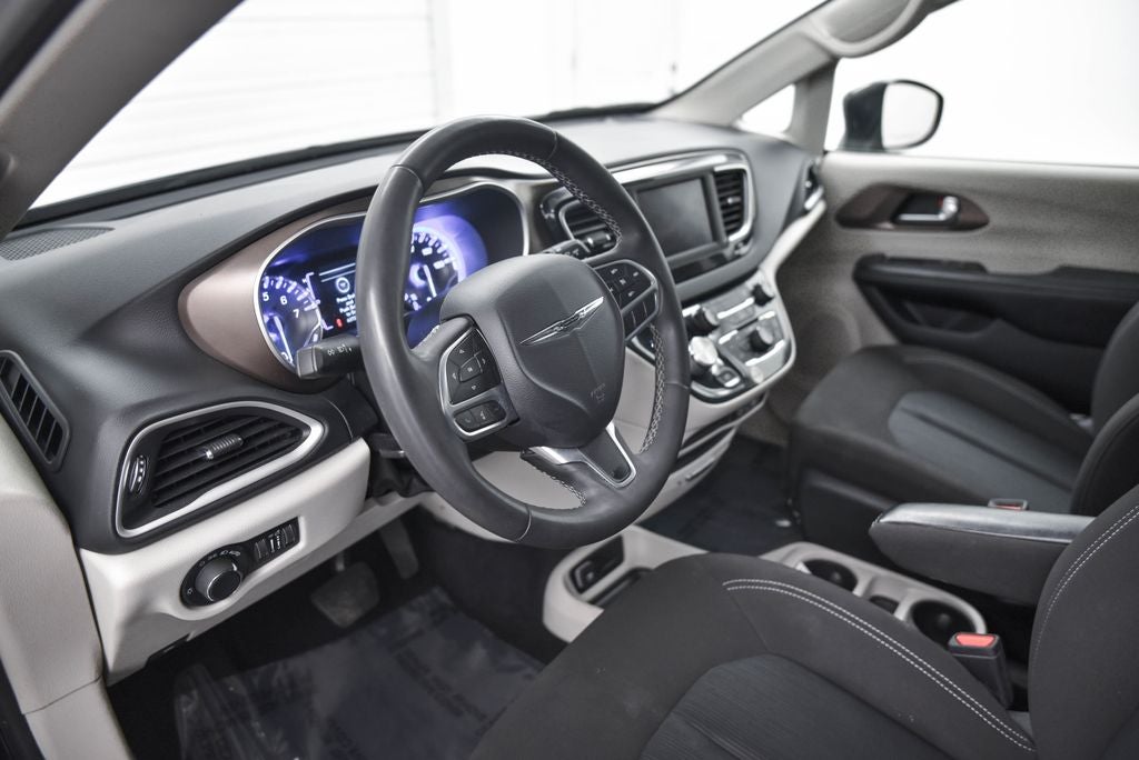 2022 Chrysler Voyager LX