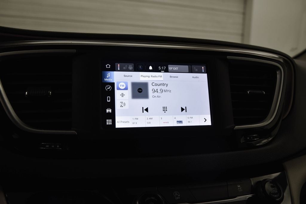 2022 Chrysler Voyager LX