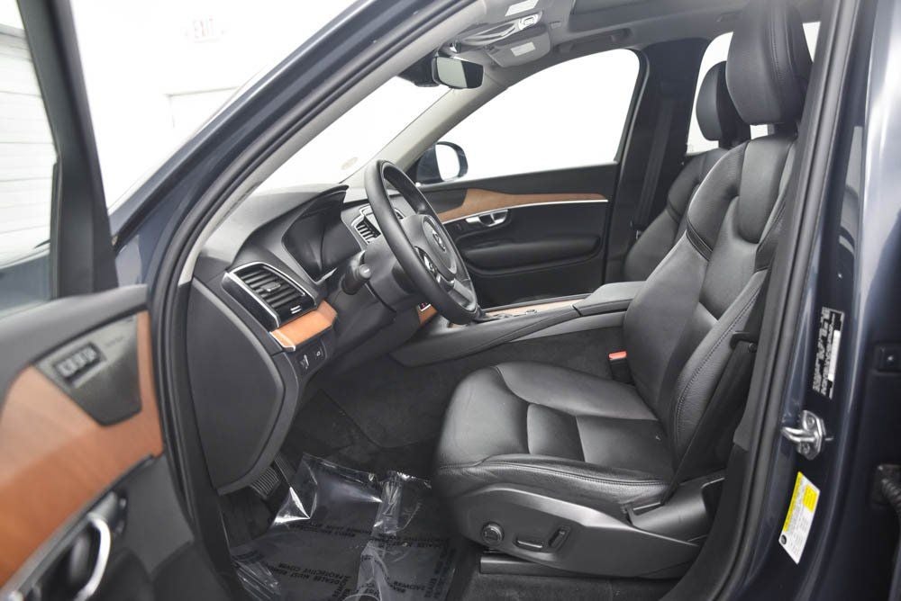 2022 Volvo XC90 T6 Momentum