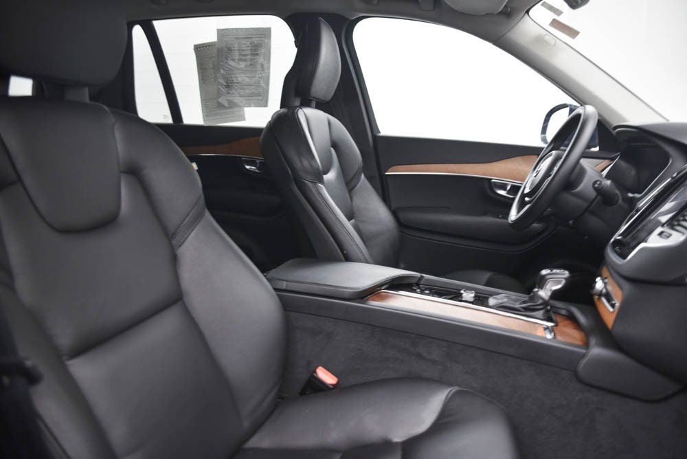 2022 Volvo XC90 T6 Momentum