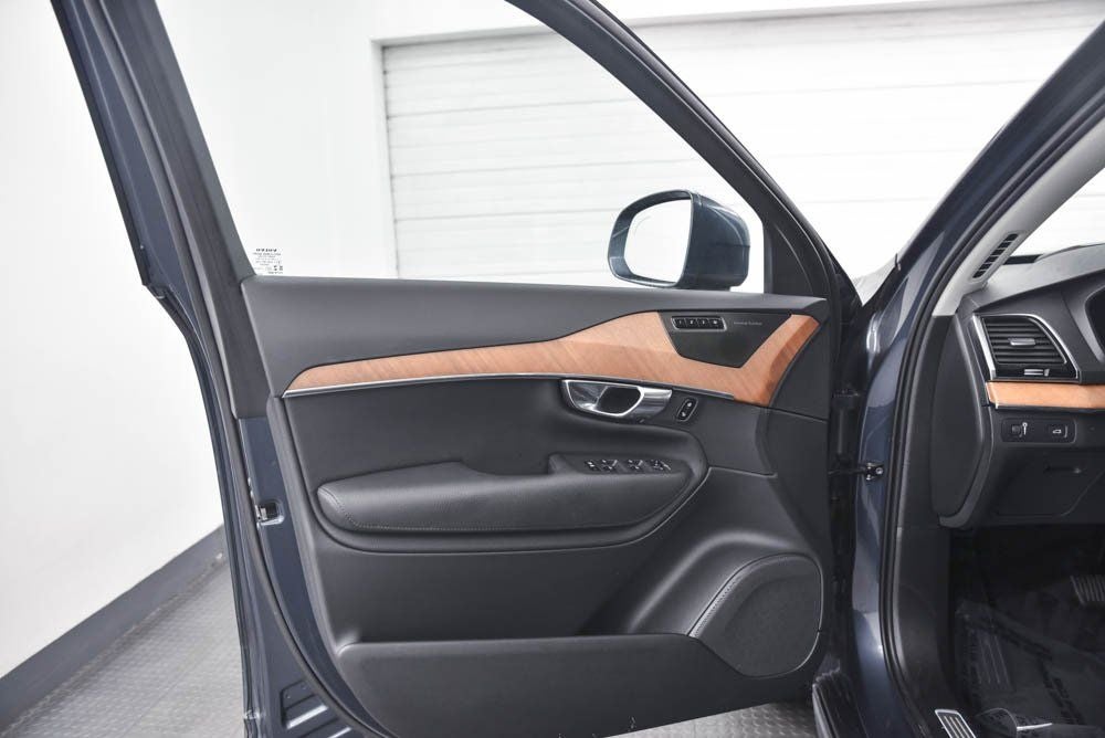 2022 Volvo XC90 T6 Momentum