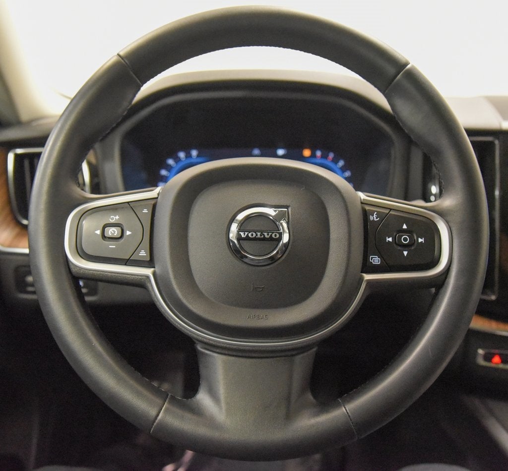 2022 Volvo XC60 B5 Momentum