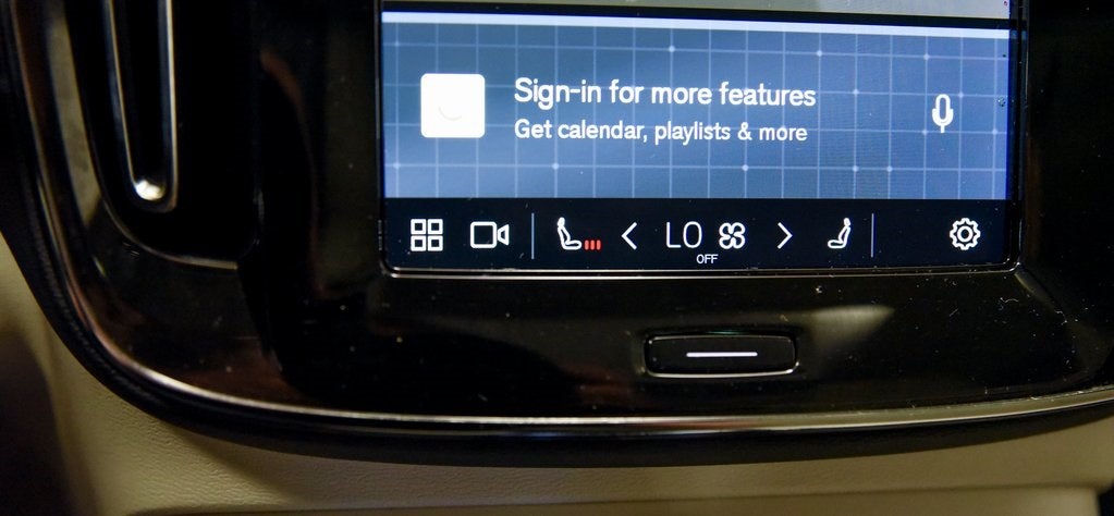 2024 Volvo XC40 B5 Plus Bright Theme