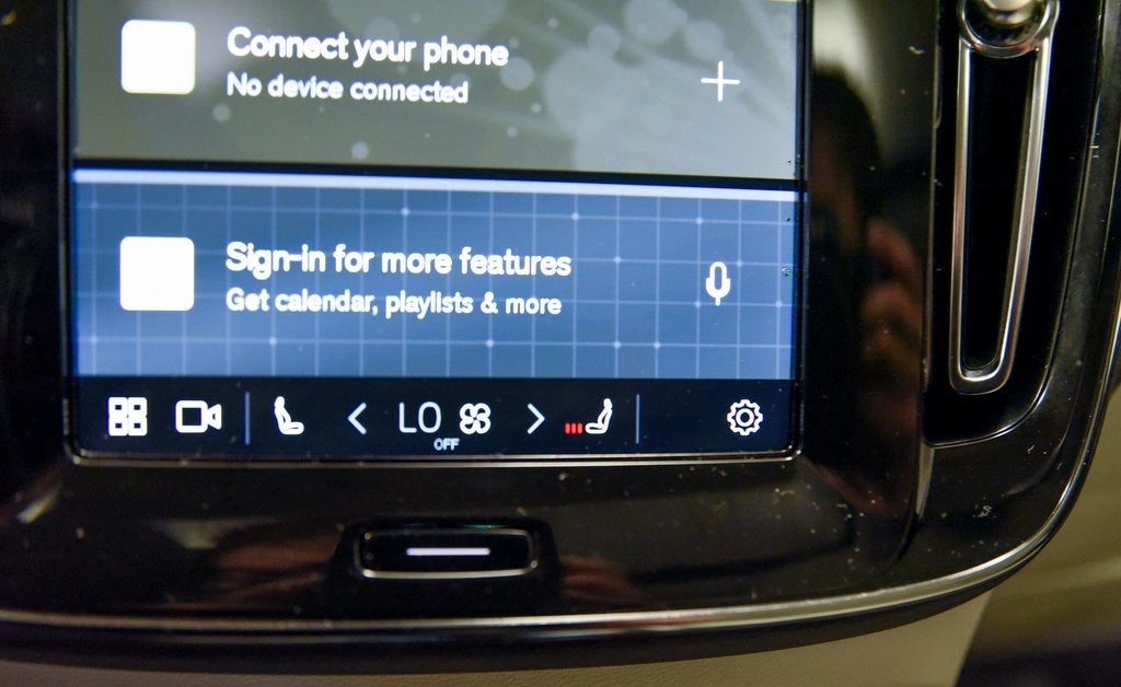 2024 Volvo XC40 B5 Plus Bright Theme