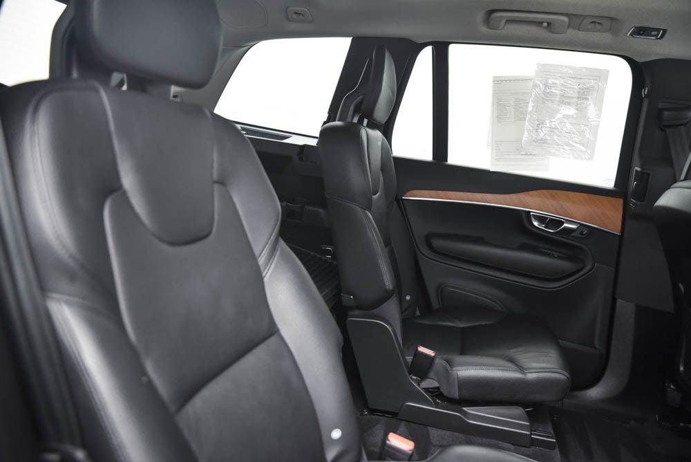 2022 Volvo XC90 T6 Momentum