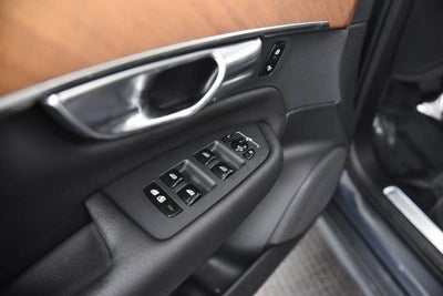 2022 Volvo XC90 T6 Momentum