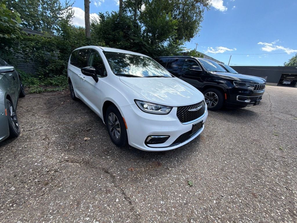 2024 Chrysler Pacifica Hybrid Select