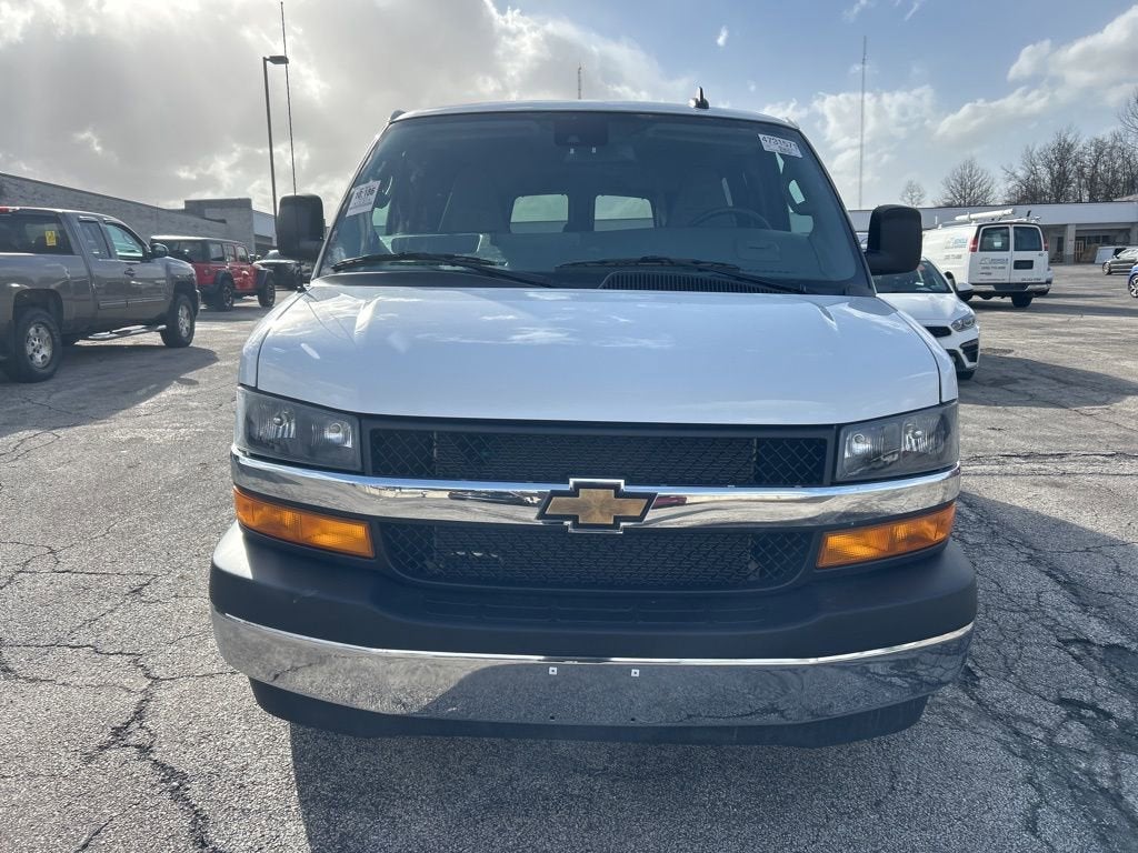2025 Chevrolet Express Passenger 1LT