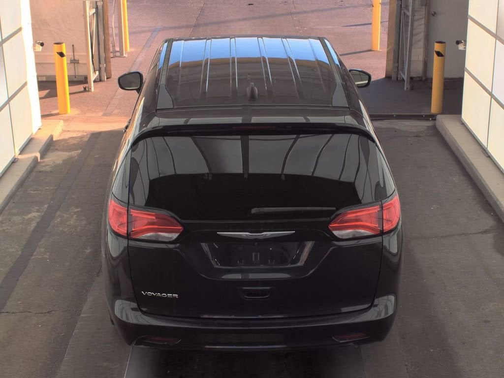 2022 Chrysler Voyager LX